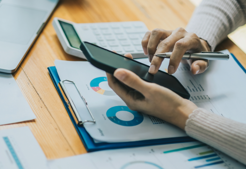 Negro Marrón Tema Oscuro Compromiso Empleado Profesional Presentación (34)